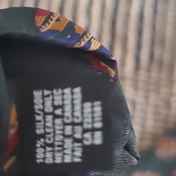 METROPOLITAN MUSEUM OF ART SILK NECK TIE - Picture 3 of 4